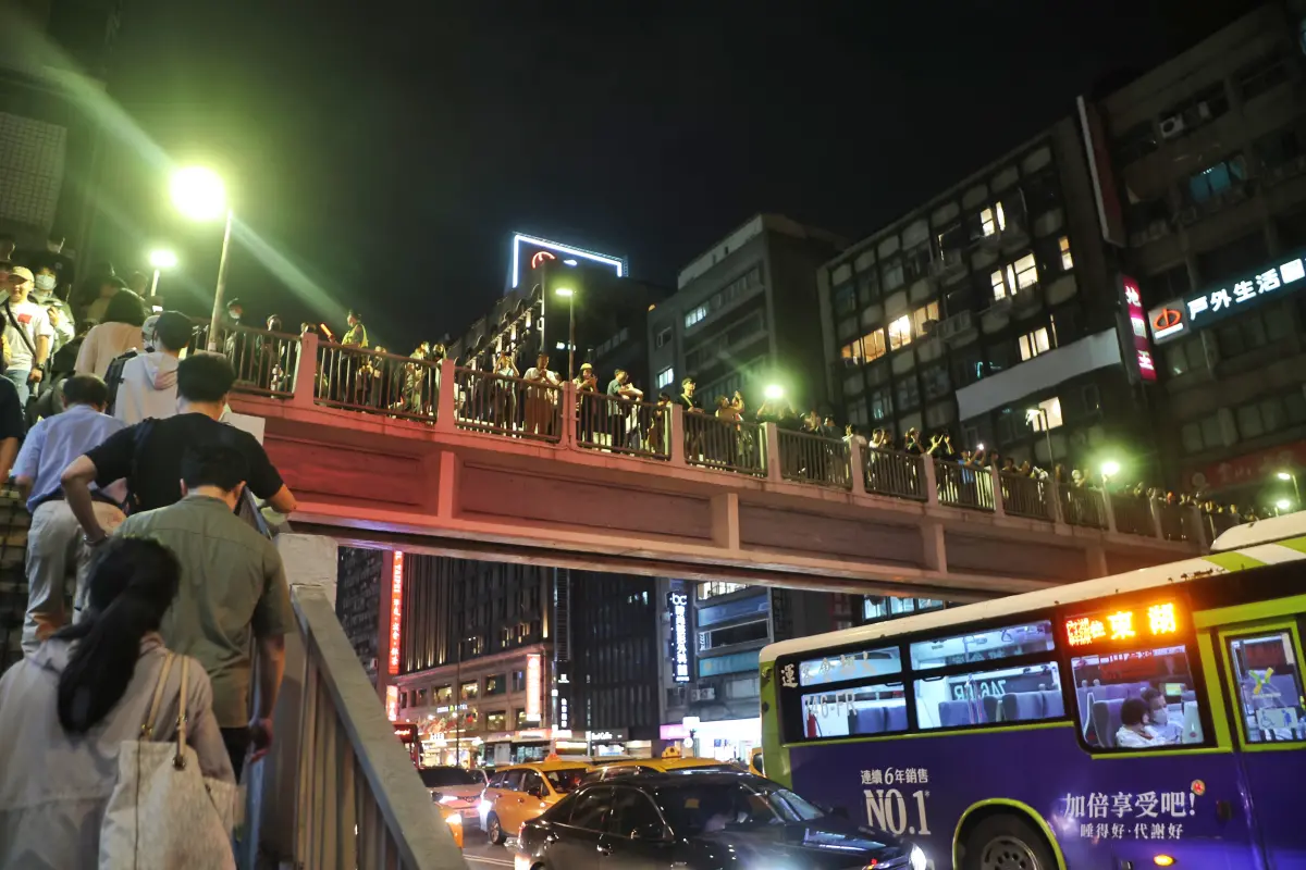 ▲抗議群眾外溢至監察院，一旁中山南與忠孝西天橋湧現人潮，有網友稱感到明顯搖晃。（圖／攝影中心）