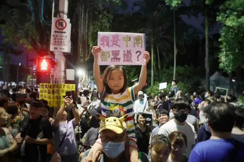 抗議 ▲抗議民眾再度集結立法院周遭,抗議藍白沒收民主程序強,行通過國會改革法案。(圖/NOWnews攝影中心)
