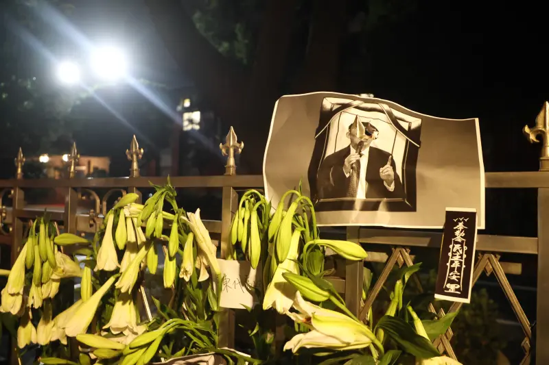 ▲有抗議民眾佈置類似靈堂，諷刺2014年太陽花學運的黃國昌已死。（圖／記者陳明中攝）