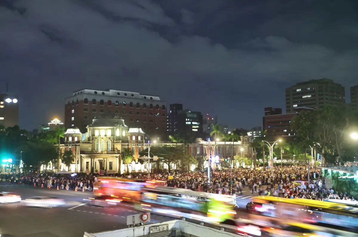 ▲524抗議民眾人潮包圍立法院。（圖／記者陳明中攝）