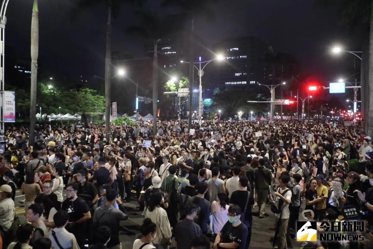 ▲今天破10萬人湧入立院周遭，截至晚間11點，仍有不少民眾持續來到現場。（圖／記者陳明中攝，2024.05.24）
