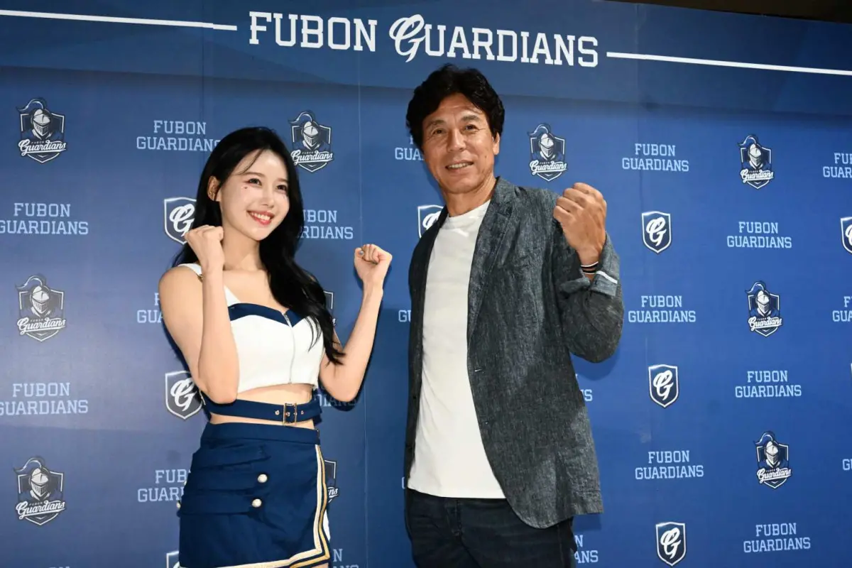 ▲Fubon Angels韓國女神李雅英，為偶像秋山幸二送上韓國人蔘補氣。（圖／安東尼行銷公司提供）