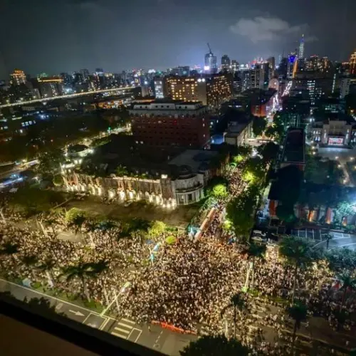 賴清德總統在臉書貼文,呼籲國會應該重視公民理性聲音,盡速恢復正常運作,讓國家能夠繼續向前進。並附上一張立法院外抗議民眾擠爆周邊道路的照片。(圖:取自賴清德臉書) ▲賴清德總統在臉書貼文,呼籲國會應該重視公民理性聲音,盡速恢復正常運作,讓國家能夠繼續向前進。並附上一張立法院外抗議民眾擠爆周邊道路的照片。(圖:取自賴清德臉書)
