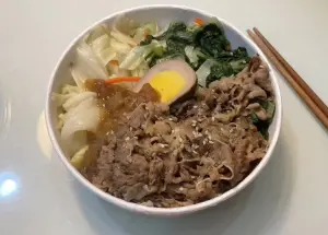 ▲網友分享到悟饕池上飯包意外看見開賣新品丼飯，結果買來嚐鮮打開卻有滿滿的「台灣本土味」。（圖/Dcard）