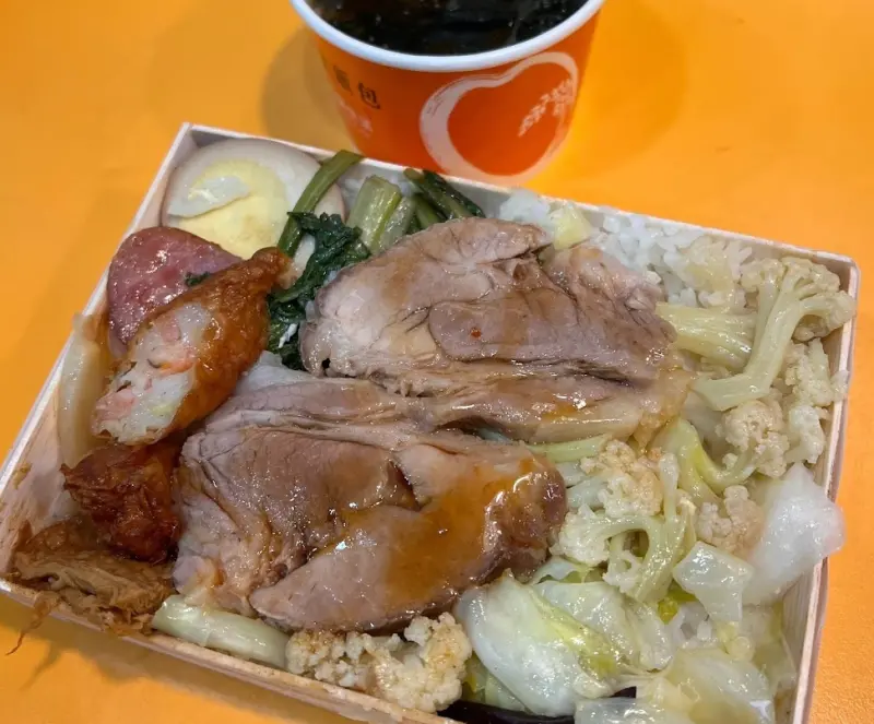 ▲台灣知名本土便當店「悟饕池上飯包」最近加入丼飯的市場，開賣期間限定的「薑汁燒牛丼飯」。（圖/Google評論）
