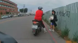 高雄驚見紅衣怪叔！當街拉扯女學童書包　遭路過騎士制止秒落跑
