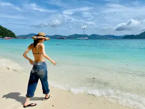 台灣曾天天飛泰國普吉島!遇「意外翻轉」飛機停20年:虎航搶頭香 ▲普吉島跳島行程十分受歡迎,圖為海水顏色相當清澈的珊瑚島。(圖/記者蕭涵云攝)