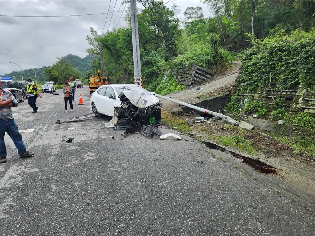▲花蓮玉里台9線280.5K處，昨（24）日上午傳出一起嚴重車禍，一輛轎車不明原因自撞路邊電杆。（圖／翻攝畫面）