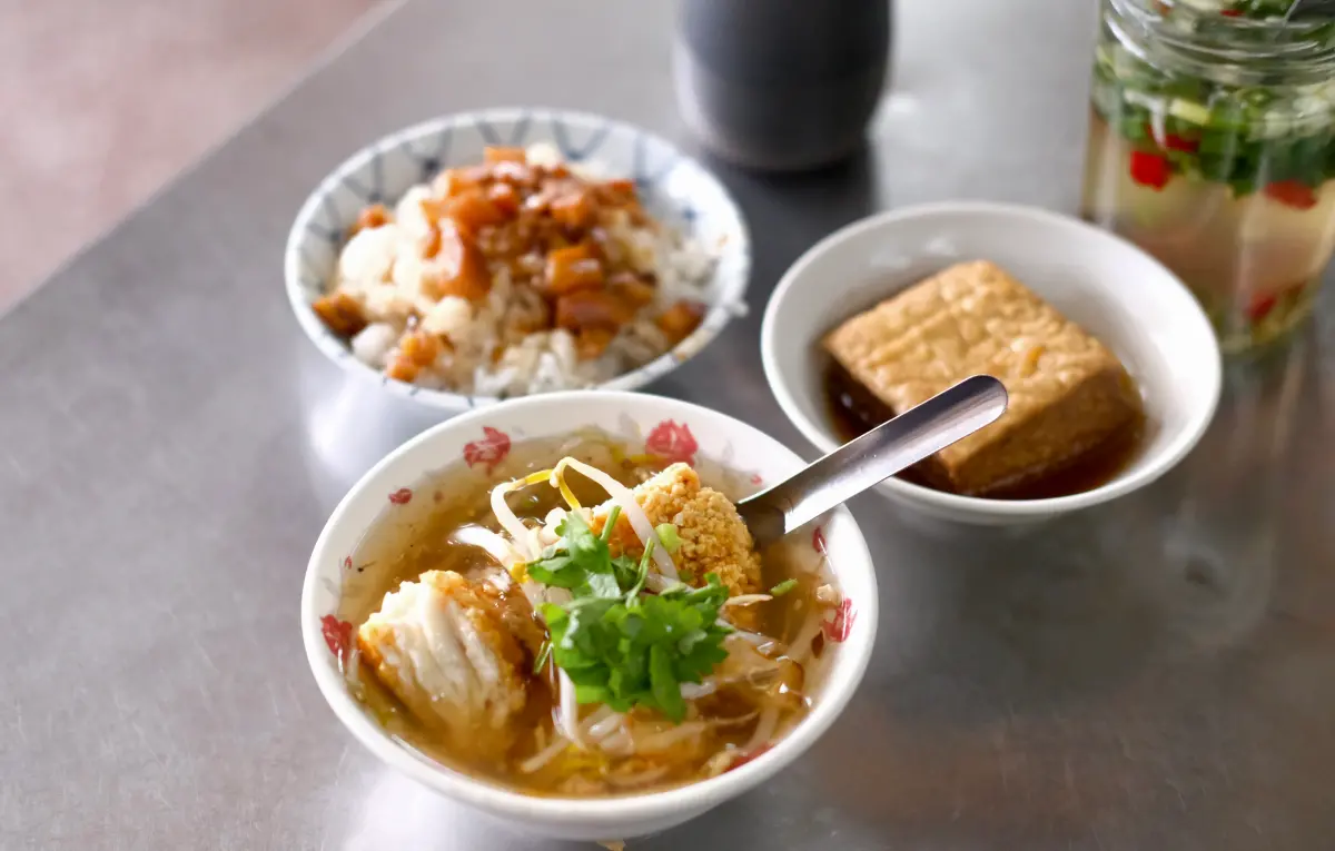 ▲在台南已營業多年的老字號開元紅燒土魠魚羹，料好實在，香醇羹湯裡有超大塊現炸土魠魚，且於2022年開始獲《米其林指南》必比登推薦，而這家店也被稱為「開特斯拉會找不到的土魠魚羹店」。（圖／記者葉盛耀攝）