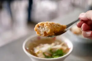 開元土魠魚羹的這碗土魠魚羹中,有著超大塊的炸土魠魚,吃起來豪爽過癮。(圖/記者葉盛耀攝) ▲開元土魠魚羹的這碗土魠魚羹中,有著超大塊的炸土魠魚,吃起來豪爽過癮。(圖/記者葉盛耀攝)