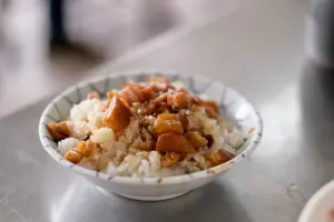 肉燥飯帶皮與肥油,味道香。(圖/記者葉盛耀攝) ▲肉燥飯帶皮與肥油,味道香。(圖/記者葉盛耀攝)