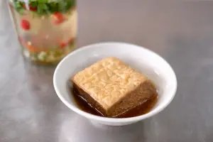 ▲滷豆腐是許多老顧客推薦來此必點的小菜。（圖／記者葉盛耀攝）