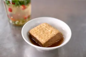 滷豆腐是許多老顧客推薦來此必點的小菜。(圖/記者葉盛耀攝) ▲滷豆腐是許多老顧客推薦來此必點的小菜。(圖/記者葉盛耀攝)