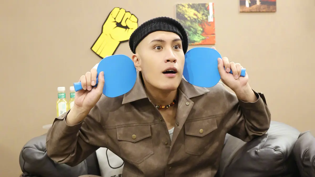 ▲黃宣上周淘汰楊丞琳，昨（24）日靠著驚豔四座的表現力壓中國歌手那英，拿下《歌手2024》的第2名，讓他興奮地在攝影機前竊笑、拍手。（圖／翻攝自湖南衛視歌手微博）