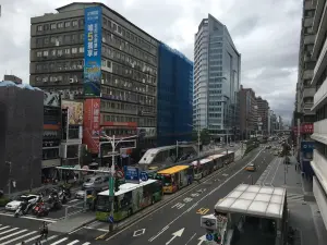 ▲台北松山區敦化國小、敦化國中所屬的南京復興生活圈,近一年平均成交單價為91萬元,30~40年老公寓單價仍高達每坪86萬元。(圖/翻攝Google評價) ▲台北松山區敦化國小、敦化國中所屬的南京復興生活圈,近一年平均成交單價為91萬元,30~40年老公寓單價仍高達每坪86萬元。(圖/翻攝Google評價)