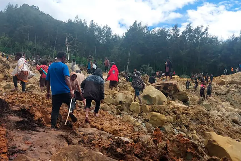 大規模山崩襲巴紐村莊！逾300人遭活埋　村民「爬土堆」找倖存者
