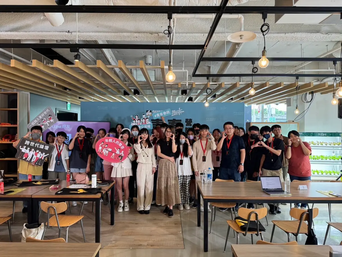 ▲《NOWnews今日新聞》25日舉辦政青春營隊，學生與民進黨立委黃捷討論熱烈。（圖／記者張鴻儀攝）