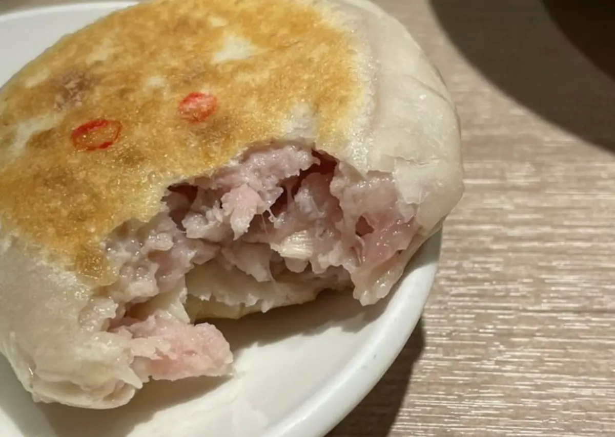 ▲有民眾上網抱怨，前往遠百信義A13的朱記餡餅粥店用餐，桌上餐點的內餡完全沒熟。（圖／翻攝爆料公社）