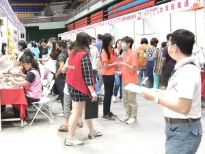 ▲勞動力發展署高屏澎東分署舉辦屏東就業博覽會,吸引超過千位求職民眾到場找工作。(圖/勞動部高屏澎東分署提供) ▲勞動力發展署高屏澎東分署舉辦屏東就業博覽會,吸引超過千位求職民眾到場找工作。(圖/勞動部高屏澎東分署提供)