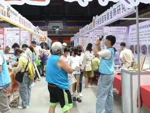 ▲勞動力發展署高屏澎東分署舉辦屏東就業博覽會,吸引超過千位求職民眾到場找工作。(圖/勞動部高屏澎東分署提供) ▲勞動力發展署高屏澎東分署舉辦屏東就業博覽會,吸引超過千位求職民眾到場找工作。(圖/勞動部高屏澎東分署提供)