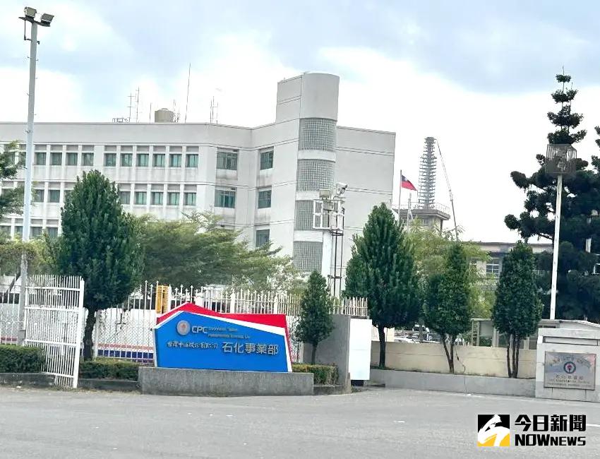 ▲台灣中油公司石化事業部認養林園區王公國小校園空品淨化區，獲高雄市政府環境保護局績優認養單位獎項之殊榮。(圖／記者黃守作攝)