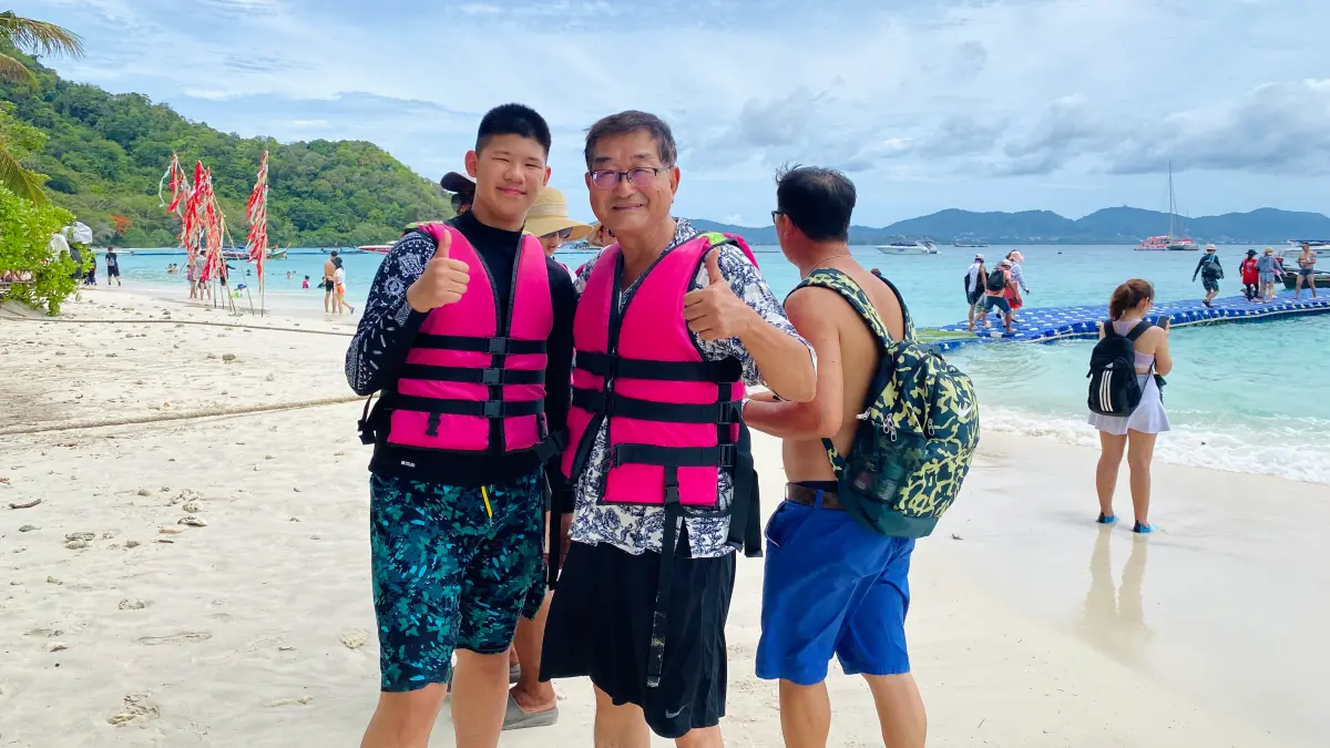 ▲台灣暌違20年「直飛普吉島」開航增班、加上泰國免簽延長，旅遊業者與旅客們都備受期待。隨燦星旅遊首發團直擊普吉島，在珊瑚島、神仙半島上，採訪20年後二刷普吉島的旅客，等到退休也要來耍廢。（圖／記者蕭涵云攝）