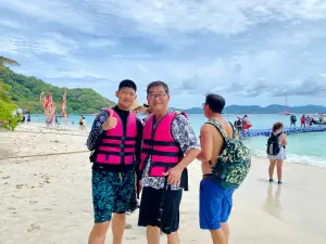 睽違20年台灣直飛普吉島!疫後他們衝第一:等到退休也要來耍廢 ▲趁退休二訪普吉島的曾先生(圖中),已和13歲小團員玩成一片。(圖/記者蕭涵云攝)