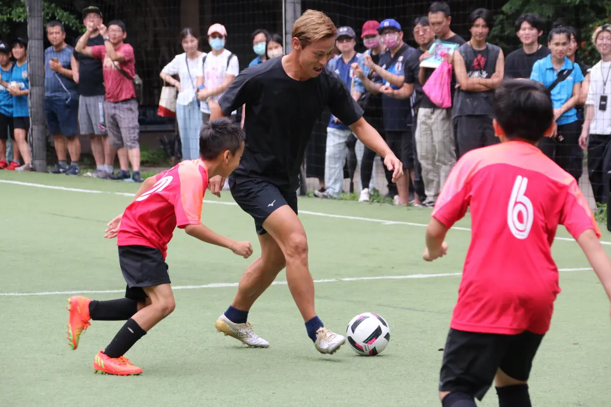 ▲本田圭佑親自來到台灣並下場踢球，大力宣傳「4v4足球挑戰賽」，推動臺灣、日本小球員同場交流。（圖／精鍊公關提供）