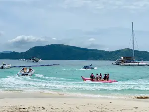 睽違20年台灣直飛普吉島!疫後他們衝第一:等到退休也要來耍廢 ▲目前造訪珊瑚島的人潮不會太多,體驗各式水上活動也不用排隊太久。(圖/記者蕭涵云攝)