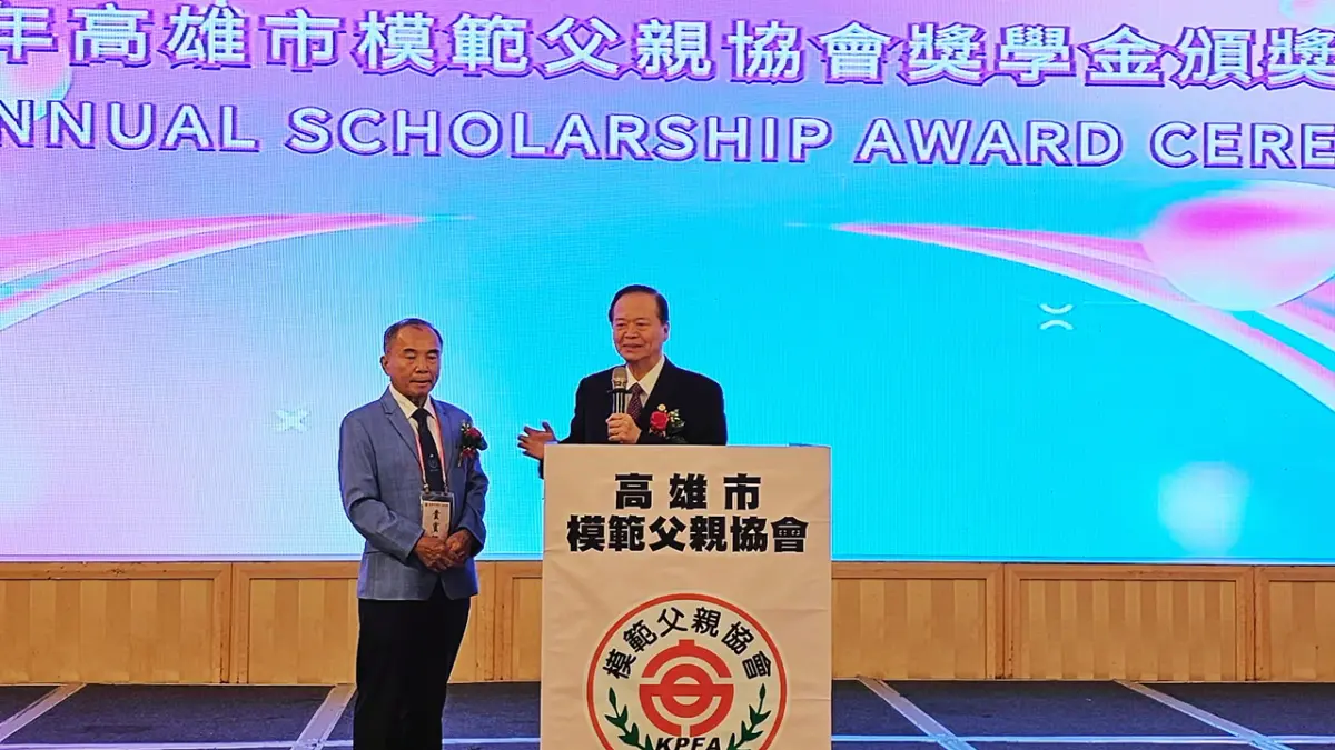 ▲高雄市模範父親協會理事長黃良華（右）以「有志者事竟成」來介紹黃雄鵬博士。（圖／記者陳美嘉翻攝）