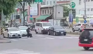 就是不禮讓救護車！彰化黑色轎車刻意阻擋　路過民眾見狀氣炸大罵
