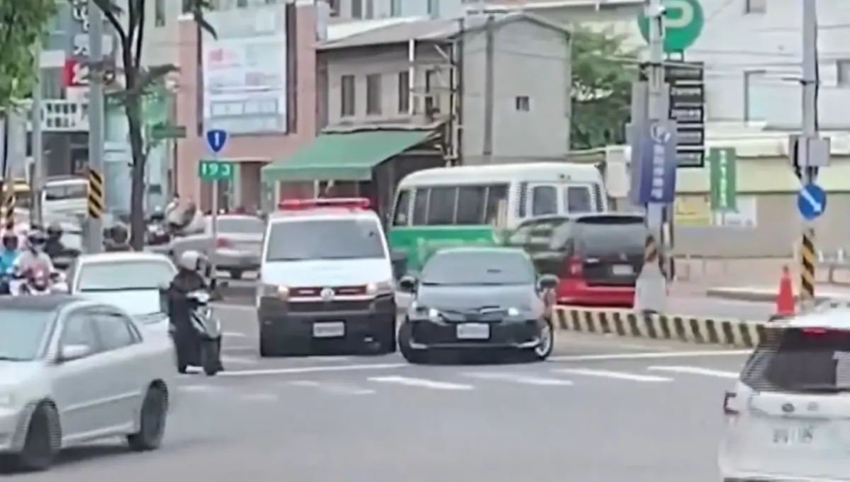 ▲5月25日中午，彰化市一台民間救護車，行經中山路一段與中央路口時，遭黑色轎車阻擋，離譜的是，後方救護車鳴笛、狂按喇叭，黑色轎車就是不願意讓道，目擊民眾看不下去拍下畫面。（圖／翻攝畫面）