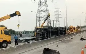 台64線車禍！聯結車疑自撞、釀2小客車追撞　彰化伸港北上封閉
