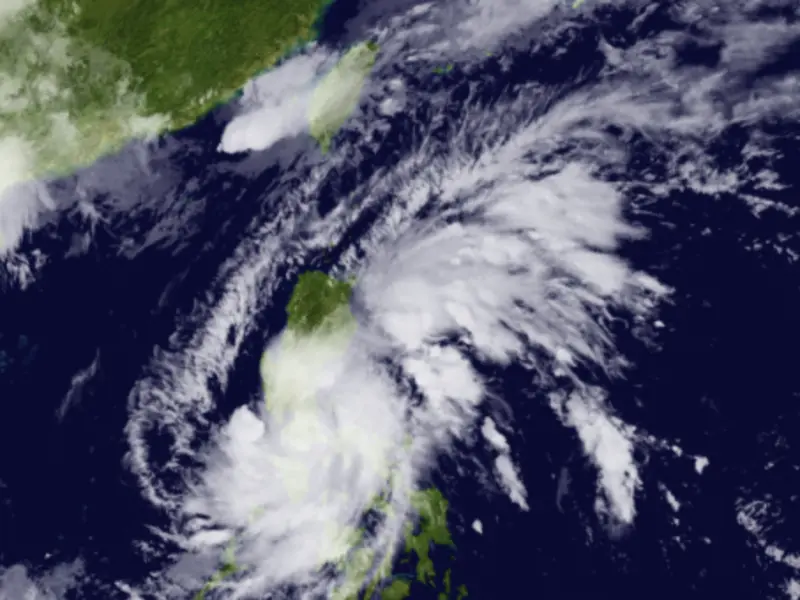 ▲輕度颱風「艾維尼」今（26）日上午8時在菲律賓東方海面生成，對台灣並無直接影響。（圖／翻攝向日葵8號衛星）