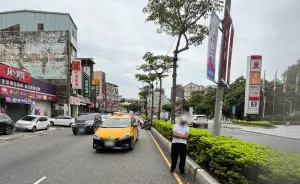 25日上午,新北新莊區中正路發生車禍事故,一名騎重紅牌重機的48歲楊姓男騎士,遭變換車道的計程車撞擊,楊男瞬間連人帶車摔倒,整個人翻到對向車道去。(圖/翻攝畫面) ▲25日上午,新北新莊區中正路發生車禍事故,一名騎重紅牌重機的48歲楊姓男騎士,遭變換車道的計程車撞擊,楊男瞬間連人帶車摔倒,整個人翻到對向車道去。(圖/翻攝畫面)