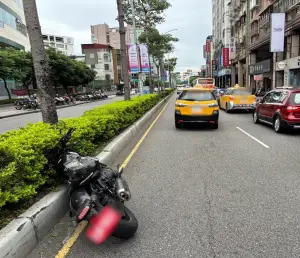 25日上午,新北新莊區中正路發生車禍事故,一名騎重紅牌重機的48歲楊姓男騎士,遭變換車道的計程車撞擊,楊男瞬間連人帶車摔倒,整個人翻到對向車道去。(圖/翻攝畫面) ▲25日上午,新北新莊區中正路發生車禍事故,一名騎重紅牌重機的48歲楊姓男騎士,遭變換車道的計程車撞擊,楊男瞬間連人帶車摔倒,整個人翻到對向車道去。(圖/翻攝畫面)