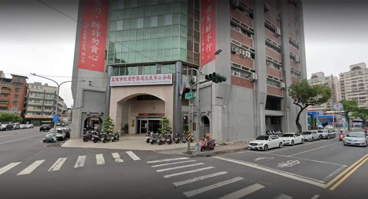 ▲25日晚間，高雄市三民二警分局員警，於金山路盤查可疑車輛，駕駛竟開車衝撞員警，隨後加速逃逸，導致現場2名警員受傷送醫。（圖／翻攝googlemap）
