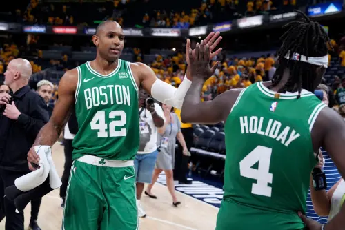 ▲▲塞爾提克後衛Jrue Holiday（前）的關鍵三分打與致勝抄截，成功逆轉比賽並收下勝利。（圖／美聯社／達志影像）