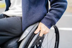 自費開刀反坐輪椅!若遇「退化性脊椎疾病」 醫:應多問不同醫師