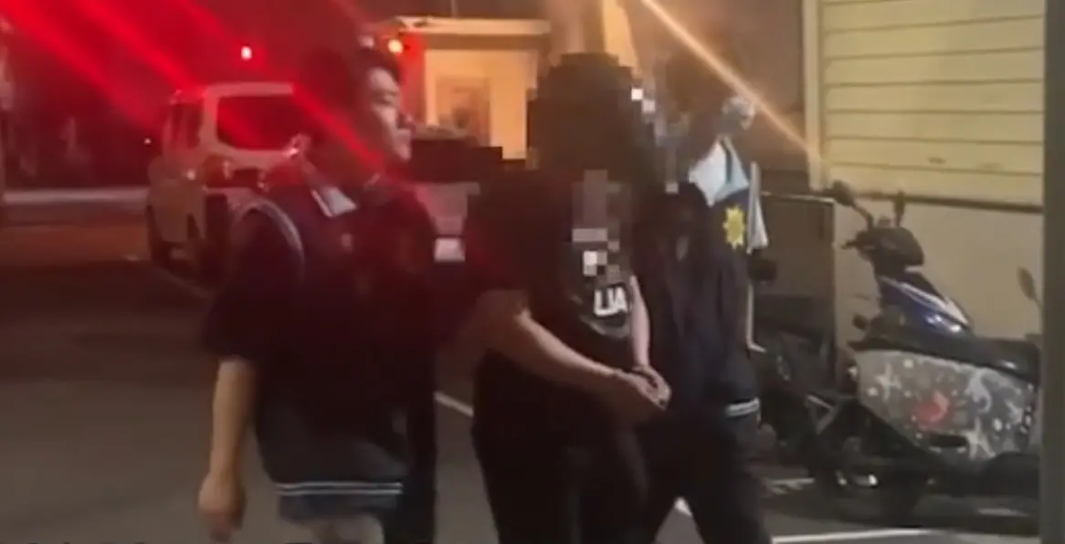 ▲鍾男昨（25）凌晨在新莊一處熱炒店與朋友暢飲後，突然掏槍射擊，導致一旁民宅窗戶遭擊破。（圖／翻攝畫面）