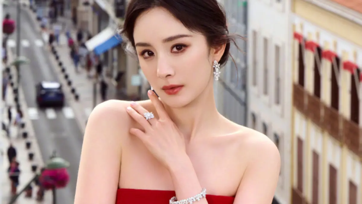 ▲楊冪出席坎城影展首映會，以一襲削肩合身禮服現身，卻被發現身材太豐滿，官方疑似修掉她的側乳輪廓。（圖／楊冪工作室微博）