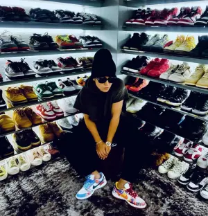 ▲羅志祥近日在IG上曬出他這些年來所收藏的鞋子，從照片中可以看到，他身後的兩面鞋櫃牆收藏了滿滿的潮鞋。（圖／羅志祥IG）