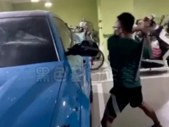 ▲近期網路上流出一段砸車影片，內容顯示一名高雄男子持球棒瘋狂朝著一部要價千萬的Lamborghini Urus揮舞。（圖／翻攝黑色豪門）