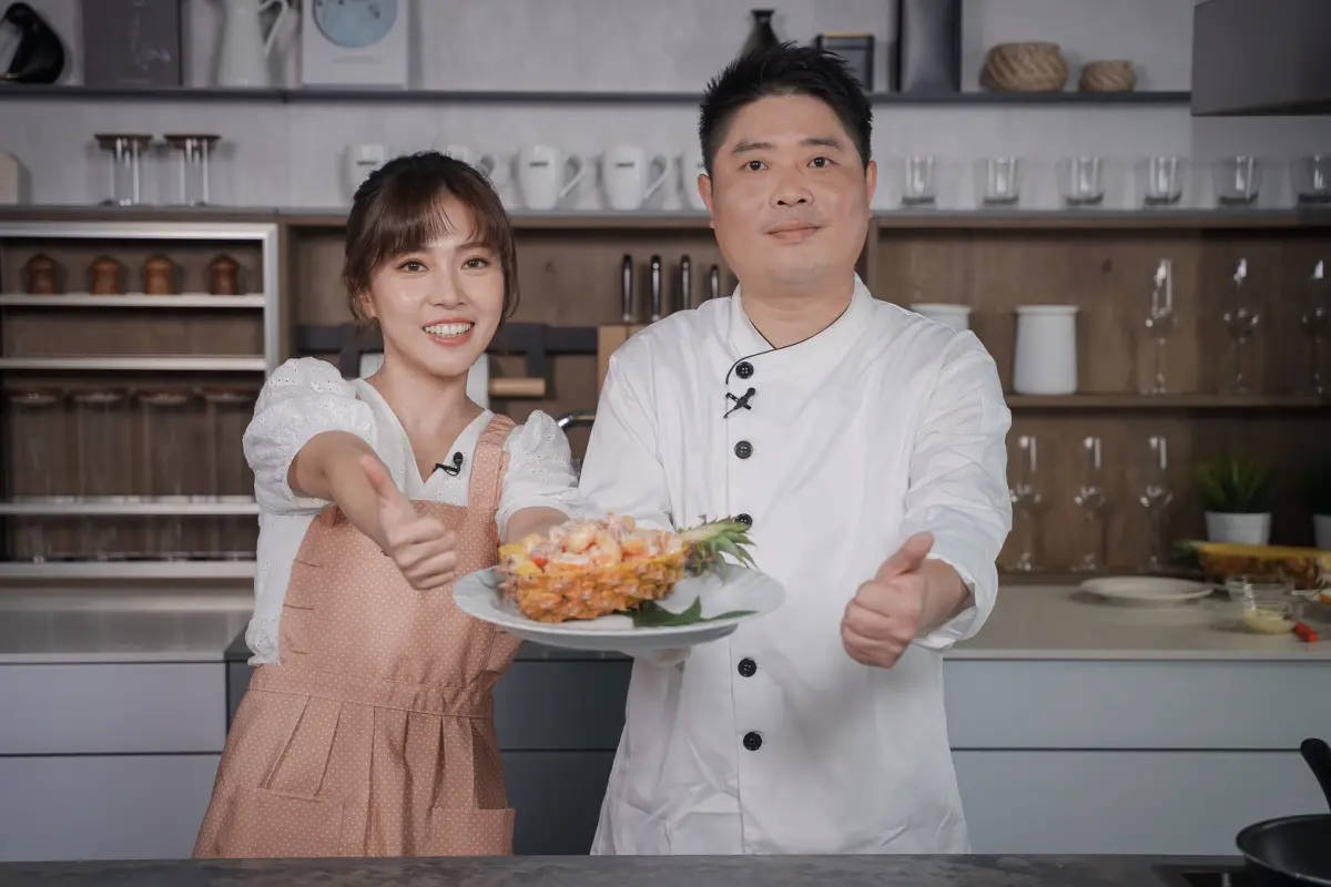 ▲高市府發言人周璟瑜（左）請辭獲准。（圖／資料照片）