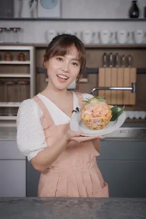 ▲零廚藝的周璟瑜說,照著影片的食譜步驟作菜,從處理食材到烹煮,都能輕鬆完成。(圖/高市府農業局提供) ▲零廚藝的周璟瑜說,照著影片的食譜步驟作菜,從處理食材到烹煮,都能輕鬆完成。(圖/高市府農業局提供)