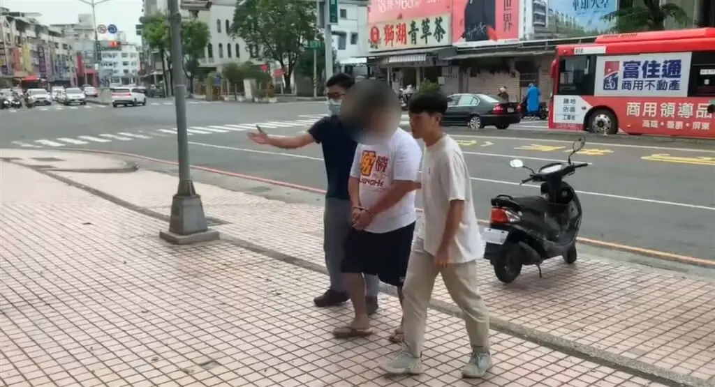 ▲傅男為避免藏毒被發現，昨天晚間開車衝撞警員逃逸。（圖／翻攝畫面）