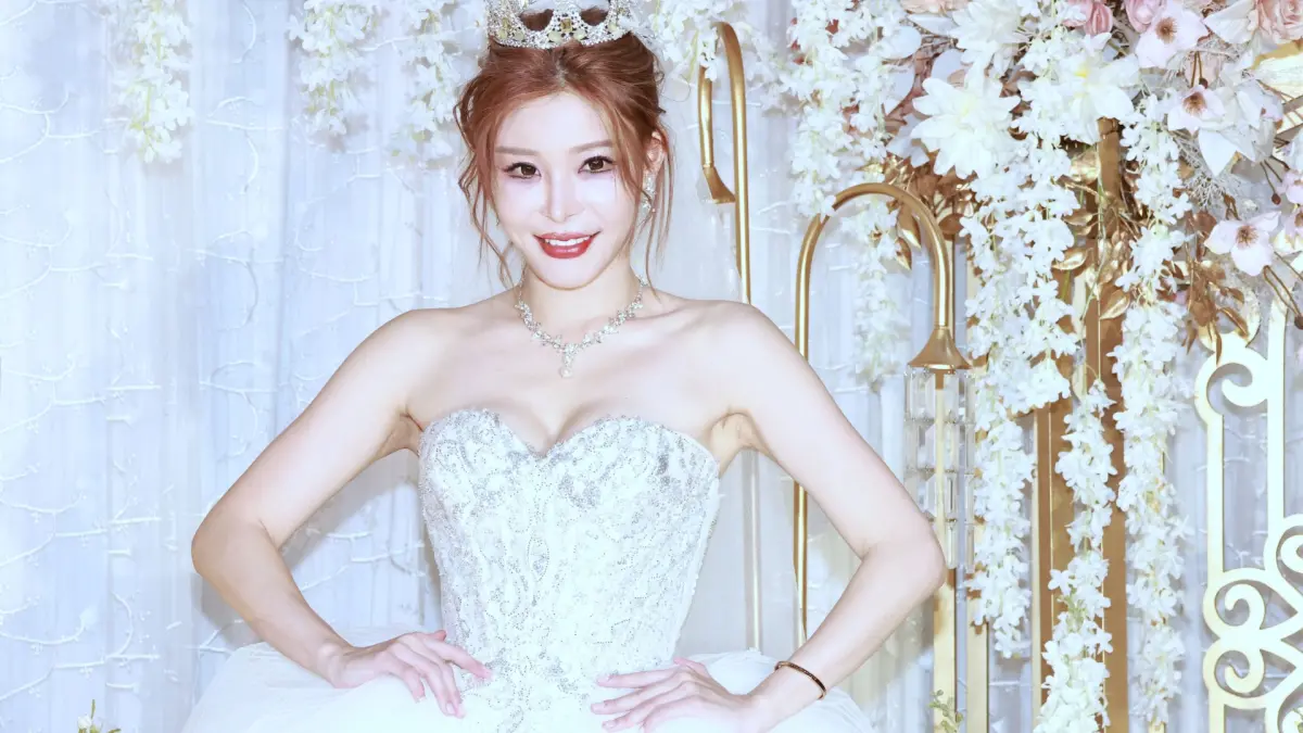 ▲「孟子73代孫女」孟慶而和老公Eddie舉辦婚禮，以深V爆乳禮服現身，Eddie透露兩人有在避孕，但沒有用道具，讓她當場羞紅臉。（圖／記者吳翊緁拍攝）