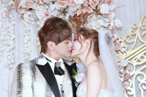 ▲Eddie（左）婚禮上現場自彈自唱，孟慶而（右）感動落淚。（圖／記者吳翊緁拍攝）