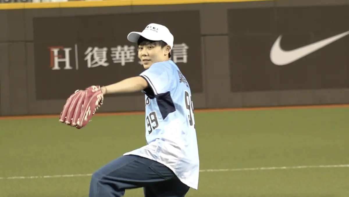 ▲鄭怡靜身穿99號球衣在大巨蛋為富邦悍將開球，談及即將到來的巴黎奧運希望能再次奪牌，取得好成績。（圖/記者陳云茹攝）