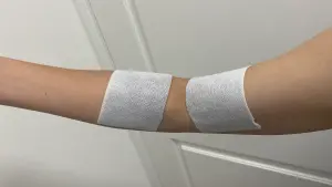 愛用痠痛貼布注意！貼太多片害肝腎負擔　醫：每次1片、別貼著睡
